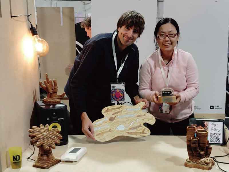 写真の左側はPauloさんで、彼が手にしているのはKIKK展示会で展示した海の魚型のMIDIオーディオタッチボードです。右側は私がN20標準版オルゴールを手に持っています。