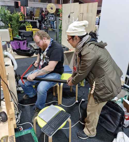 私は大きなプラスチック管を支えながら、隣のブースIncubhaker ASBLのMakerが、ポスターを台湾に持ち帰るために切ってくれるのを待っていました。