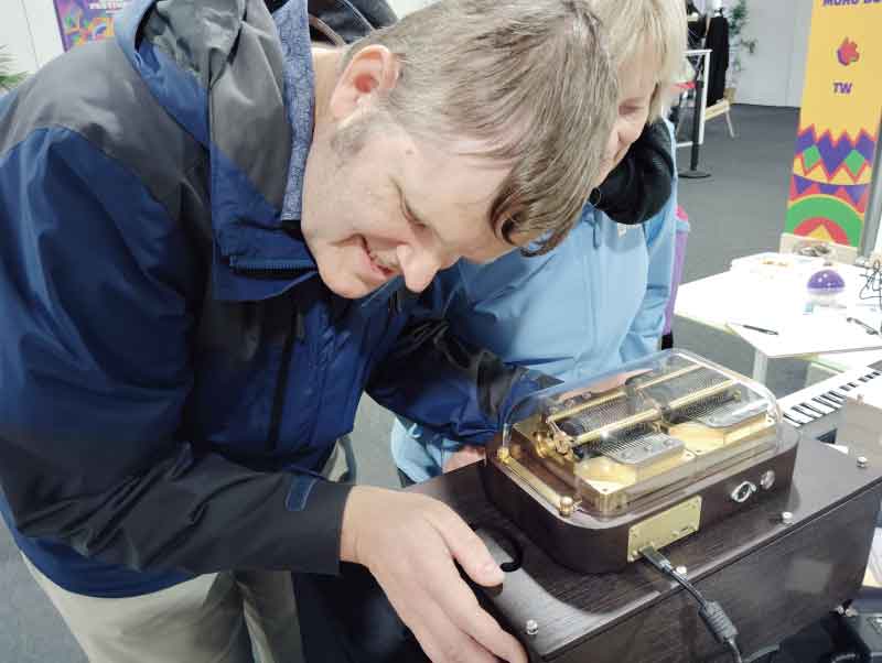 At the event, Geert got to feel the removable top cover of the N40 Sublime music box, secured with hand-turn screws. He was ecstatic, exclaiming, “I can finally open the top and feel the shape of the moving pinned cylinder mechanism with my fingers!”