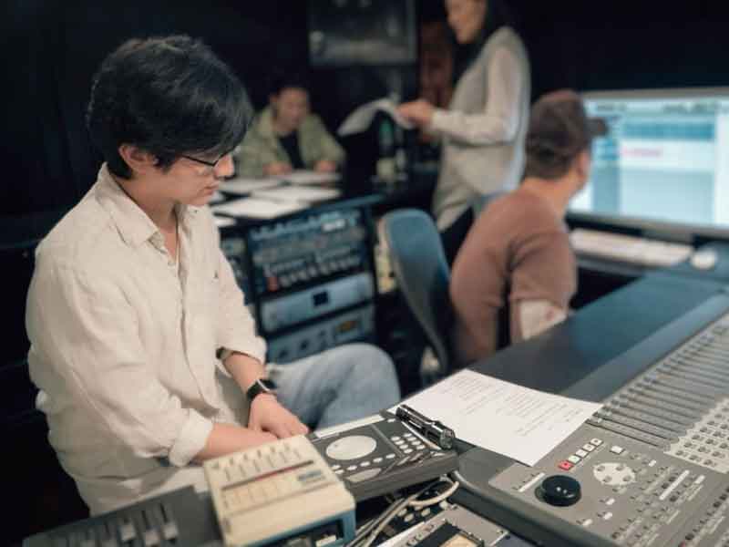 香港音乐人欧阳业俊在录音室工作的留影