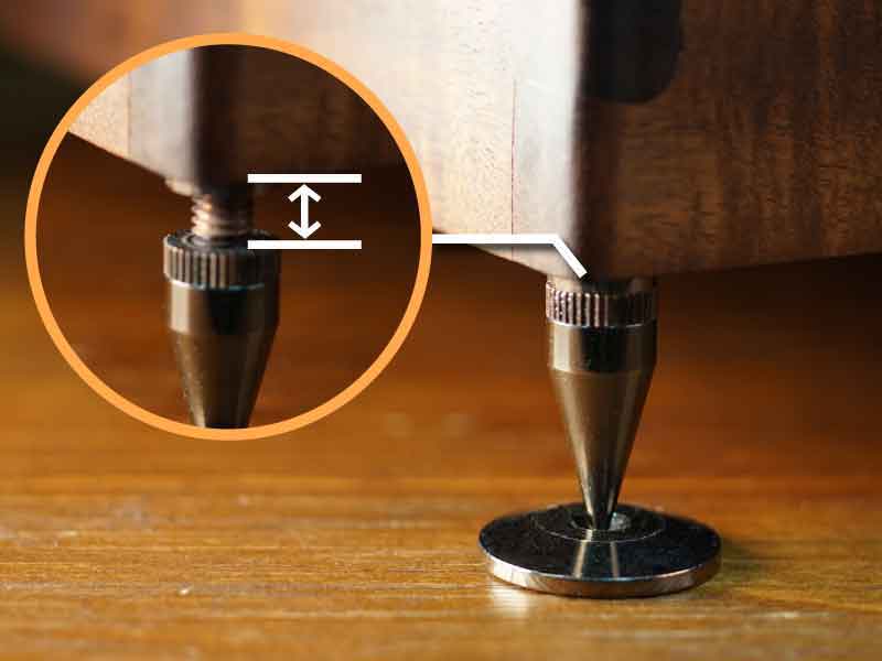 This is the metal shock absorber of the N40 programmable music box resonance box. It can be manually rotated to adjust the insertion depth, allowing the music box to remain stable on uneven surfaces by slightly varying the height of each shock absorber.