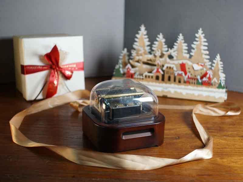 We used a sample unit of the older Muro Box N20 music box, identical in appearance to the one previously delivered to Geert (this wooden version is now discontinued), and paired it with Christmas-themed props to illustrate Geert’s wonderful story.