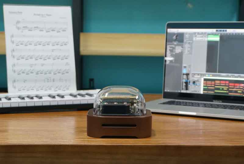 The Muro Box-N20 Standard programmable music box supports MIDI input, allowing it to play music in real time from a MIDI keyboard or read MIDI files created with your music software on a laptop.