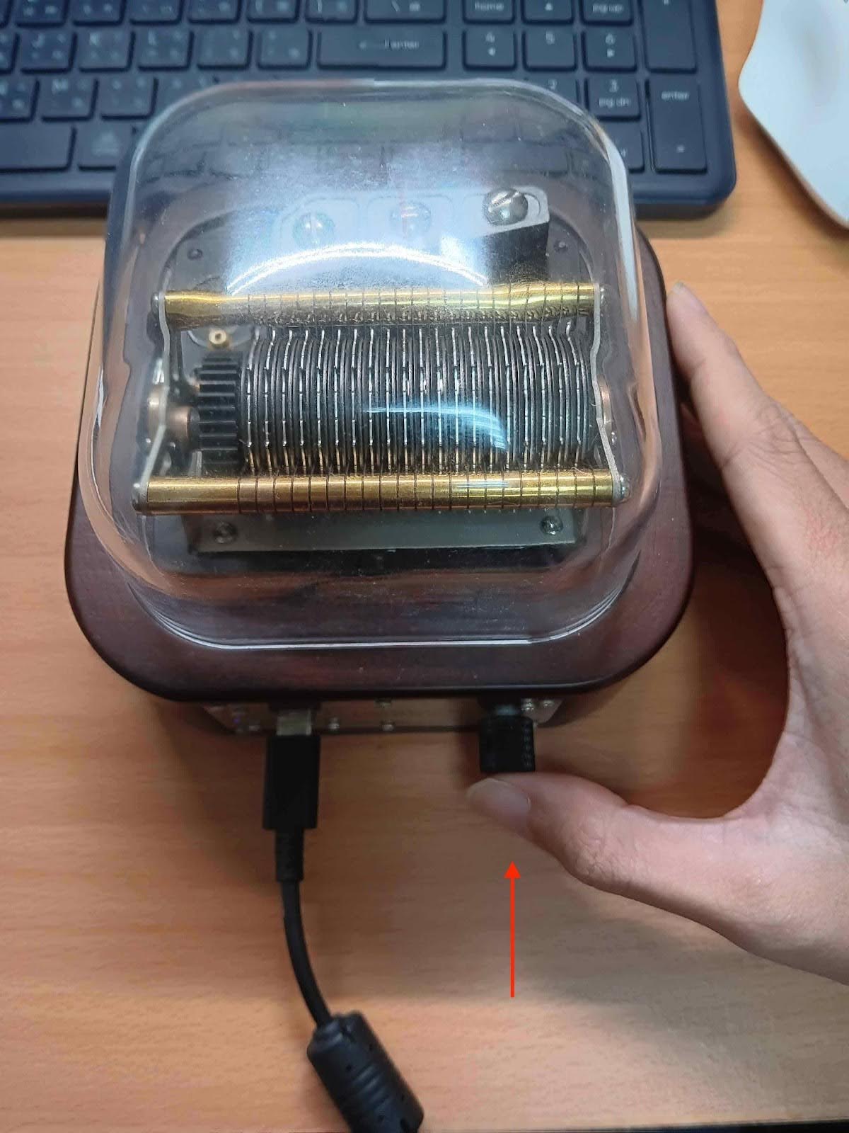 5. Press the knob to listen to your offline playlist in shuffle order.