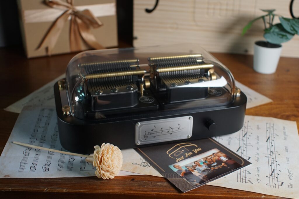 その後、私は N40 標準版ブラックの Muro Box を購入し、懸命にがんと闘う母へ贈りました。Muro Box チームが直筆のカードと集合写真を添え、励ましのメッセージを送ってくださったことにも心から感謝しています。