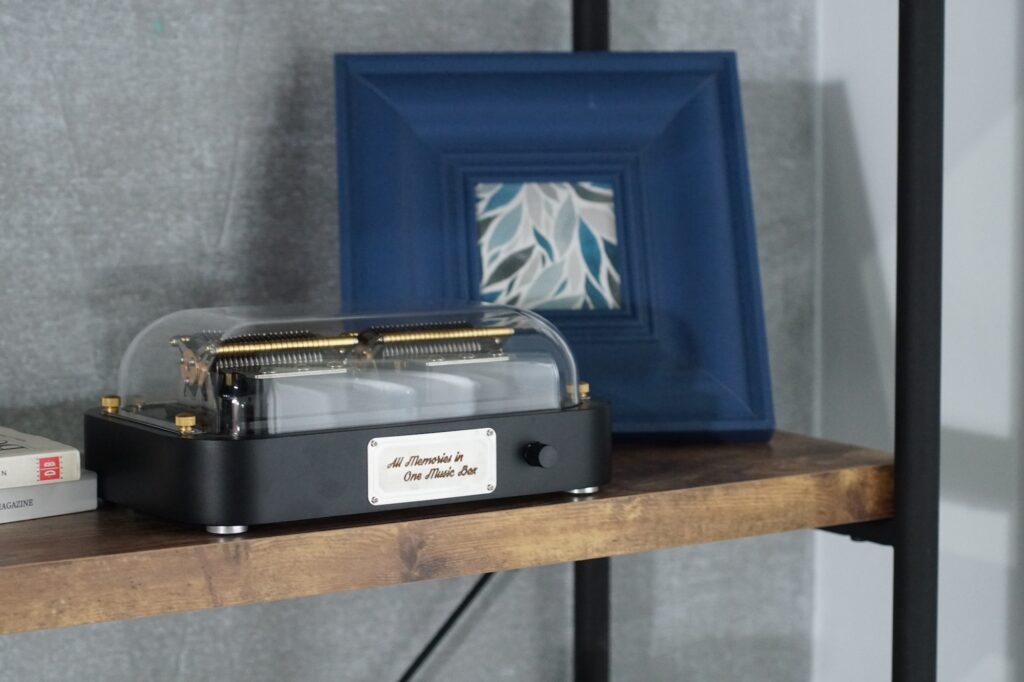 この Muro Box-N40 スマートオルゴールは、カスタムのレーザー彫刻を行わない場合、プレートに Muro Box のブランドメッセージ「All Memories in One Music Box」が刻まれます。これは、ひとつのオルゴールで人生のさまざまな思い出の名曲を演奏できる、という意味が込められているのです。