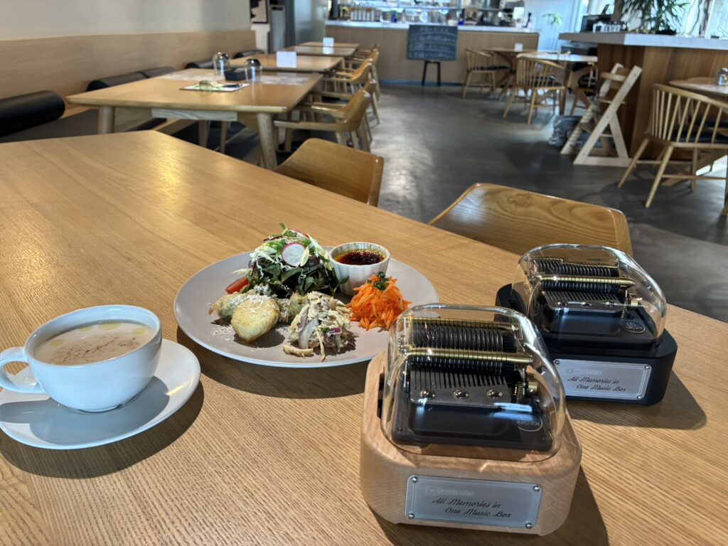 NATUREL TON 日本餐厅有展示Muro Box-N20标准版音乐盒双机种(原木色与黑色款)，欢迎预约试玩。