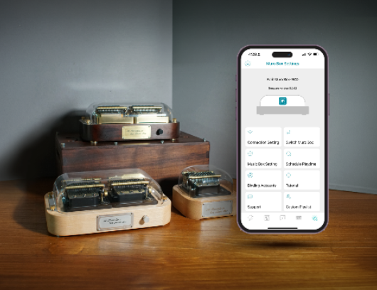Muro Box APP是智慧音乐盒全系列商品可共用的免费编曲与找歌软体，照片中的音乐盒分别是：N40穆风版，N40标准版，N20标准版。