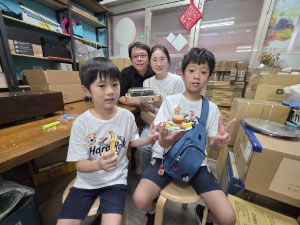 We arranged to pick up the music box in person, and I brought my family to the Muro Box office in Taipei to witness the birth of this music box together. Listening to the founder share the original vision, I realized that behind the realization of these 21 melodies lies the dedication and care of so many people.