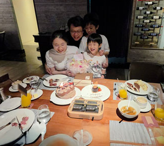 Phil commissioned a Muro Box-N40 Standard (programmable music box) and used custom-composed songs to celebrate his wife’s birthday.