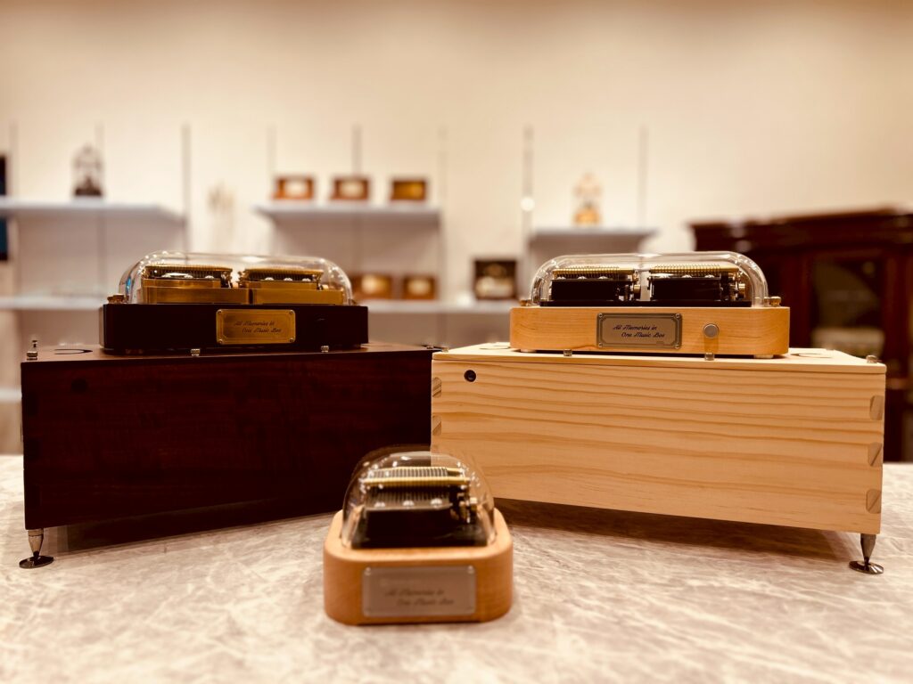 三款智慧音樂盒機種──Muro Box‑N20、Muro Box‑N40、Muro Box‑N40 Sublime──在日本東京 Reuge 音樂盒門市同場展示，象徵 Muro Box 於東京新增體驗據點，邀請收藏家現場試聽比較音色。