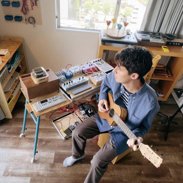 音樂人Shawn用吉他、和各種合成器，例如:OP-1以及 Muro Box-N20 智慧音樂盒一起合奏出美妙音樂。