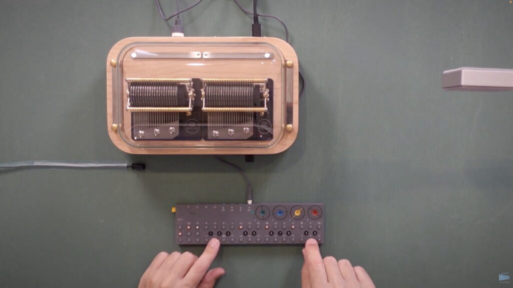 Muro Box-N40 智慧音樂盒接上 Teenage Engineering OP-Z 可使用許多MIDI效果讓音樂盒演奏。