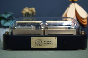Da Wei 將象徵一家三口與兩隻貓咪的專屬插圖雷雕在 Muro Box 上,為太太準備的《相守》客製化編曲,希望將一家人彼此陪伴的心意永久保存。