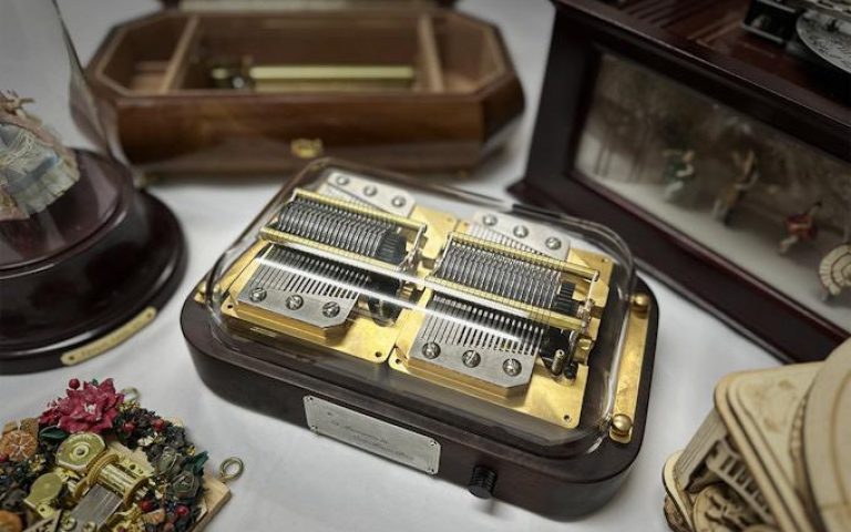 Muro Box-N40 Sublime music box is suitable for music box collectors.