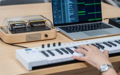 Muro Box-N40 標準版スマートオルゴールは、アレンジャーがMIDIキーボードで演奏する際に、自作曲をリアルタイムで演奏します。また、その演奏データも同時にPCに保存でき、後で編曲の細部を修正した上で、再度オルゴールにアップロードして演奏させることもできます。