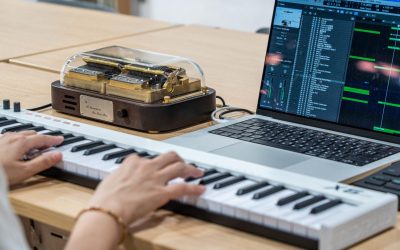 アレンジャーはMIDIキーボードとPCを使い、Muro Box-N40サブライム版スマートオルゴールで演奏するために編曲をしています。