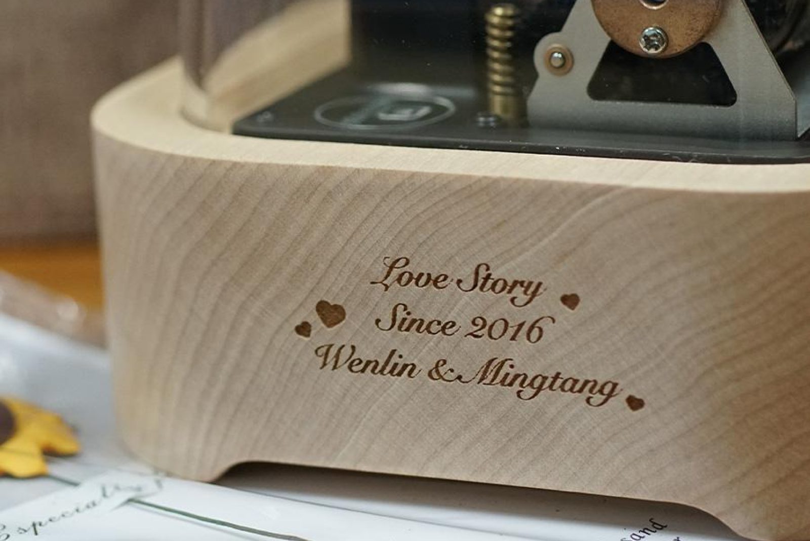 The customized laser engraving example on the wooden box of the Muro Box-N20 Standard music box