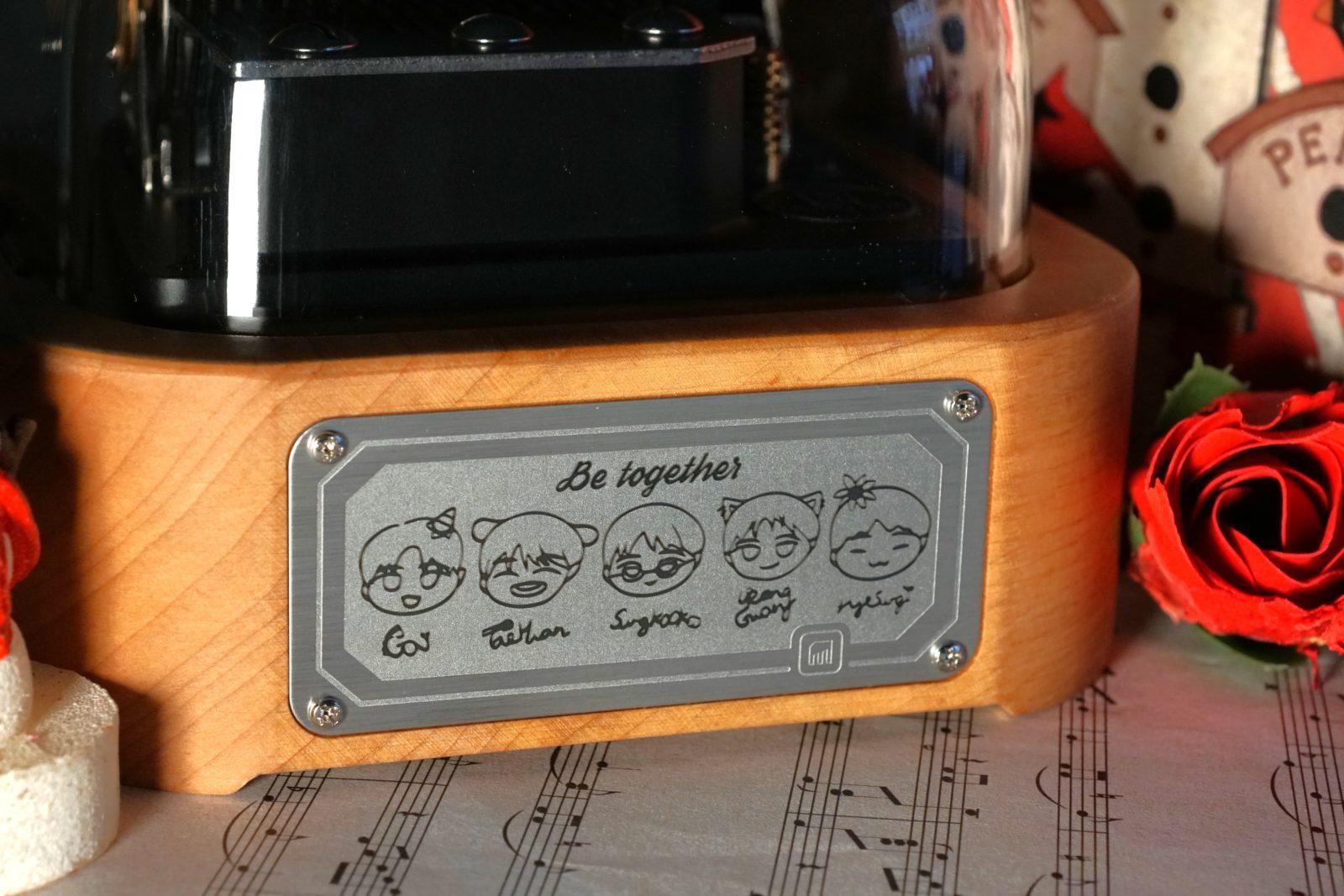 A Muro Box-N20 music box customer used the customized engraved plate feature to include a carefully designed illustration of VANNER members, created by their partner, as a heartfelt gift and blessing for their favorite Korean idols.