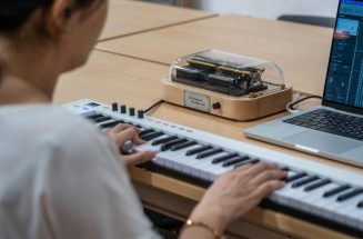 Muro Box全シリーズでは、カスタマイズ編曲サービスをご提供しています。プロのアレンジャーが、お客様のご指定の楽曲やフレーズを、オルゴール演奏に適したアレンジに仕上げます。写真に写っているのは、Muro Box-N40サブライム版です。