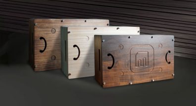 全球首創可編曲的智慧音樂盒 Muro Box-N40出貨時可選不同款式的共鳴箱當作包裝盒一併出貨。照片上左到右依序的共鳴箱款式分別是：松木塗黑核桃木色漆版本，松木無塗漆版本，相思木共鳴箱。