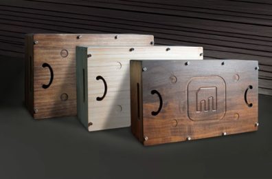 全球首创可编曲的智慧音乐盒 Muro Box-N40出货时可选不同款式的共鸣箱当作包装盒一併出货。照片上左到右依序的共鸣箱款式分别是：松木涂黑核桃木色漆版本，松木无涂漆版本，相思木共鸣箱。