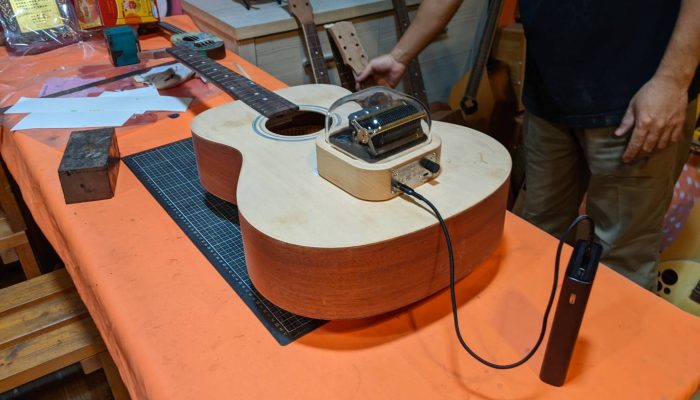 Muro Box N20 is played on an acoustic guitar to test whether the resonance effect is better than the existing resonance box.