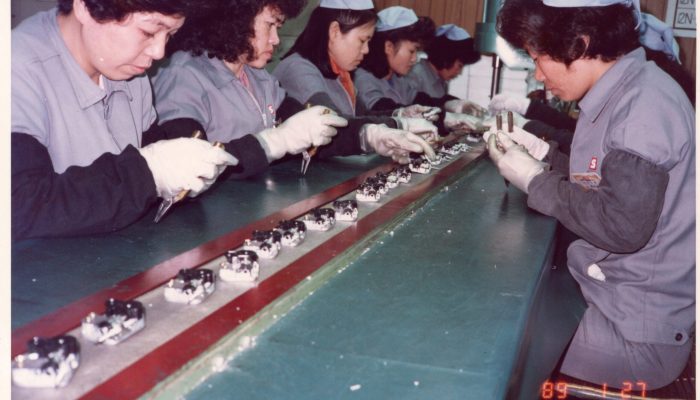 協櫻人工全檢初期設計的3S機芯作業現場。因止速筏變形導致大量客訴，回收約30萬台進行補檢。