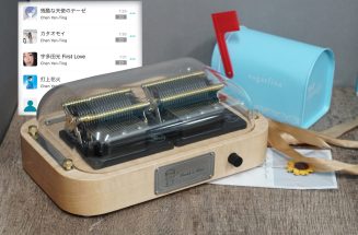 Muro Boxアプリ内の公開楽曲からお好きな曲を選び、あなた専用のプレイリストとしてオルゴールに代行アップロードするサービスをご提供しています。写真に写っているのはN40標準版オルゴールです。