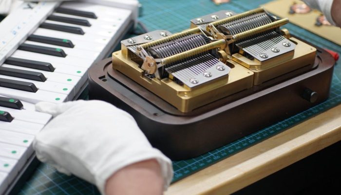N40 Music Box Production Slowly Because the Comb’s Damper Requires Meticulous Craftsmanship