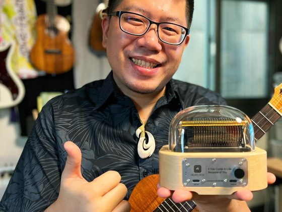 The ukulele instructor, G.J. Lee is holding his Muro Box-N20 Music Box.