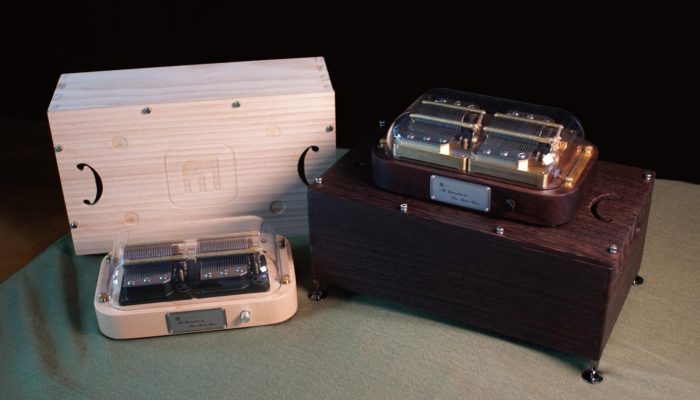 這是智慧音樂盒Muro Box-N40系列產品：N40穆風版搭配雞翅木版共鳴箱(圖右的深色款式)，與N40標準版搭配松木版共鳴箱(圖左的淺色款式)。