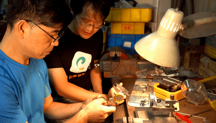 The pilot run production of programmable music box Muro Box needs a lot of support from our collaborative manufacturer