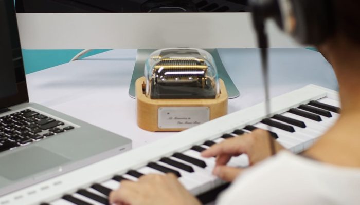 劉虹吟老師用midi鍵盤連接Muro Box音樂盒進行演奏
